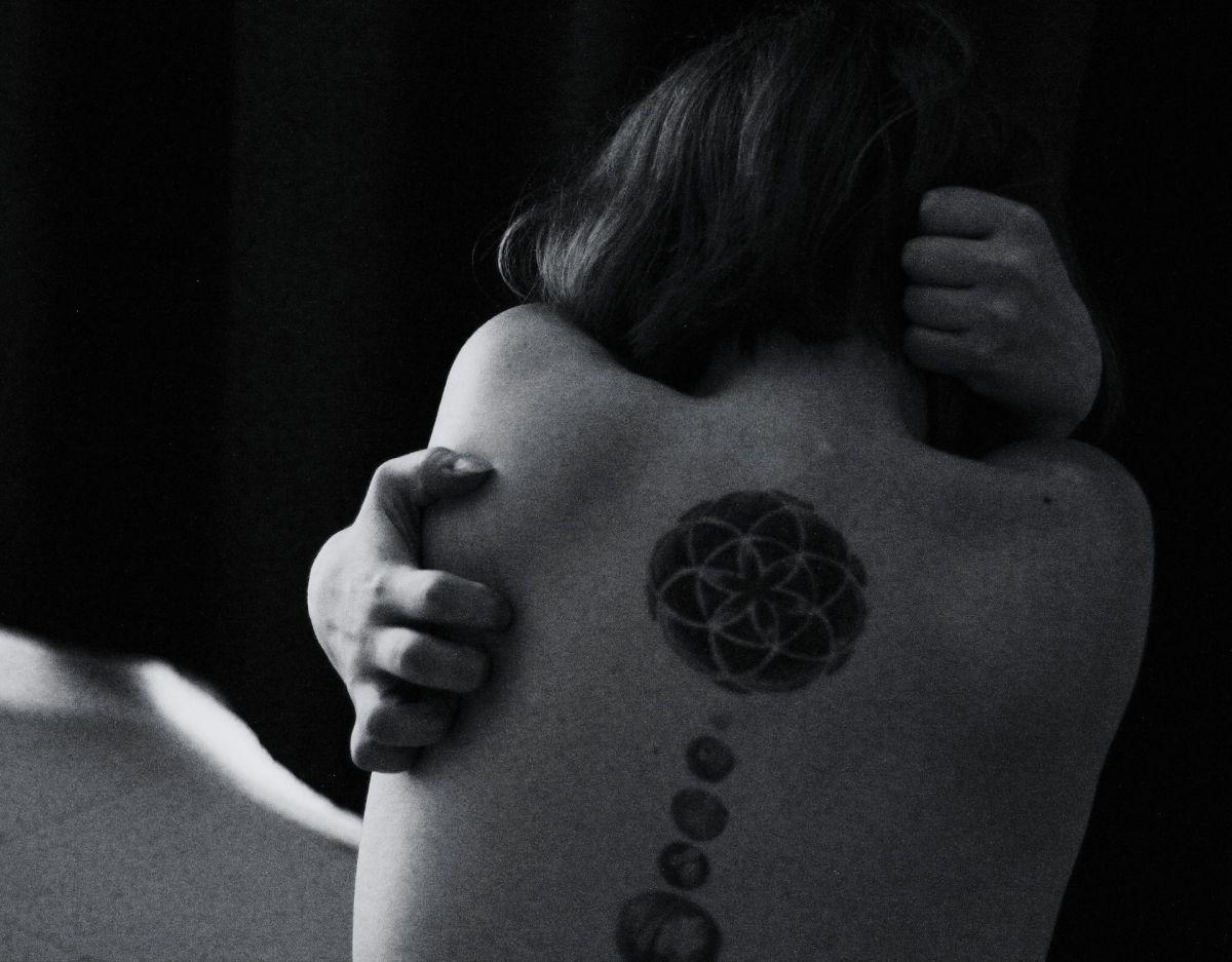 Schwarz Weiß Rücken Tattoo Achtsamkeit