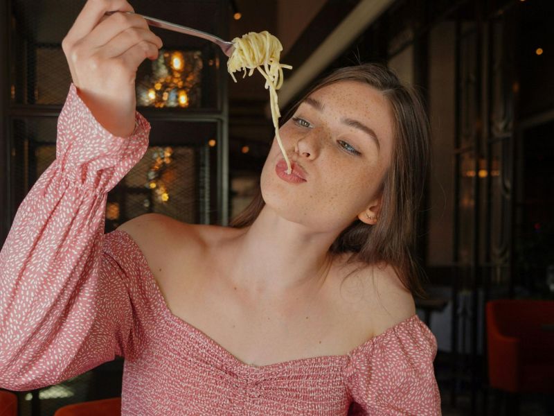 Frau isst Pasta Aperol Alternativen