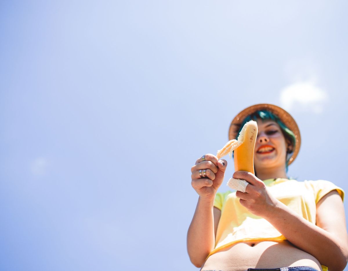 Frau schält Banane Sonnenschein