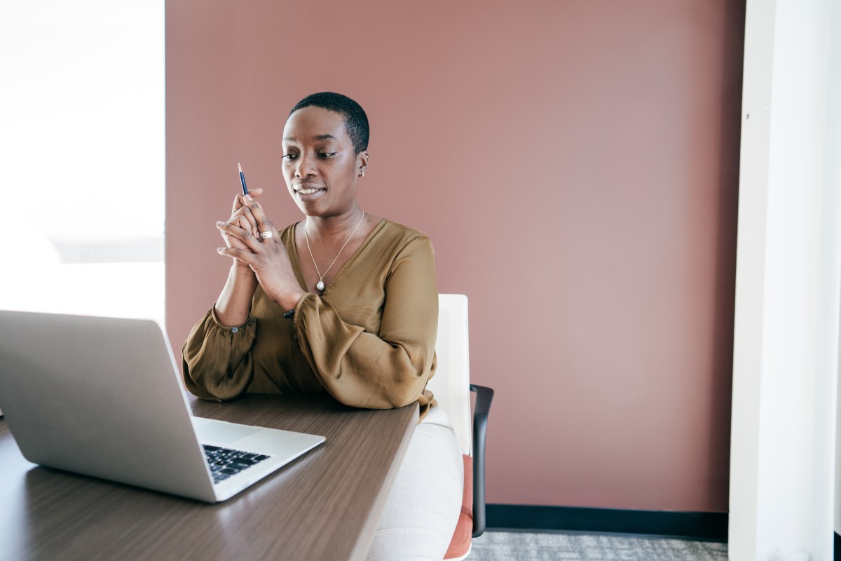 Frauen vor dem Computer.