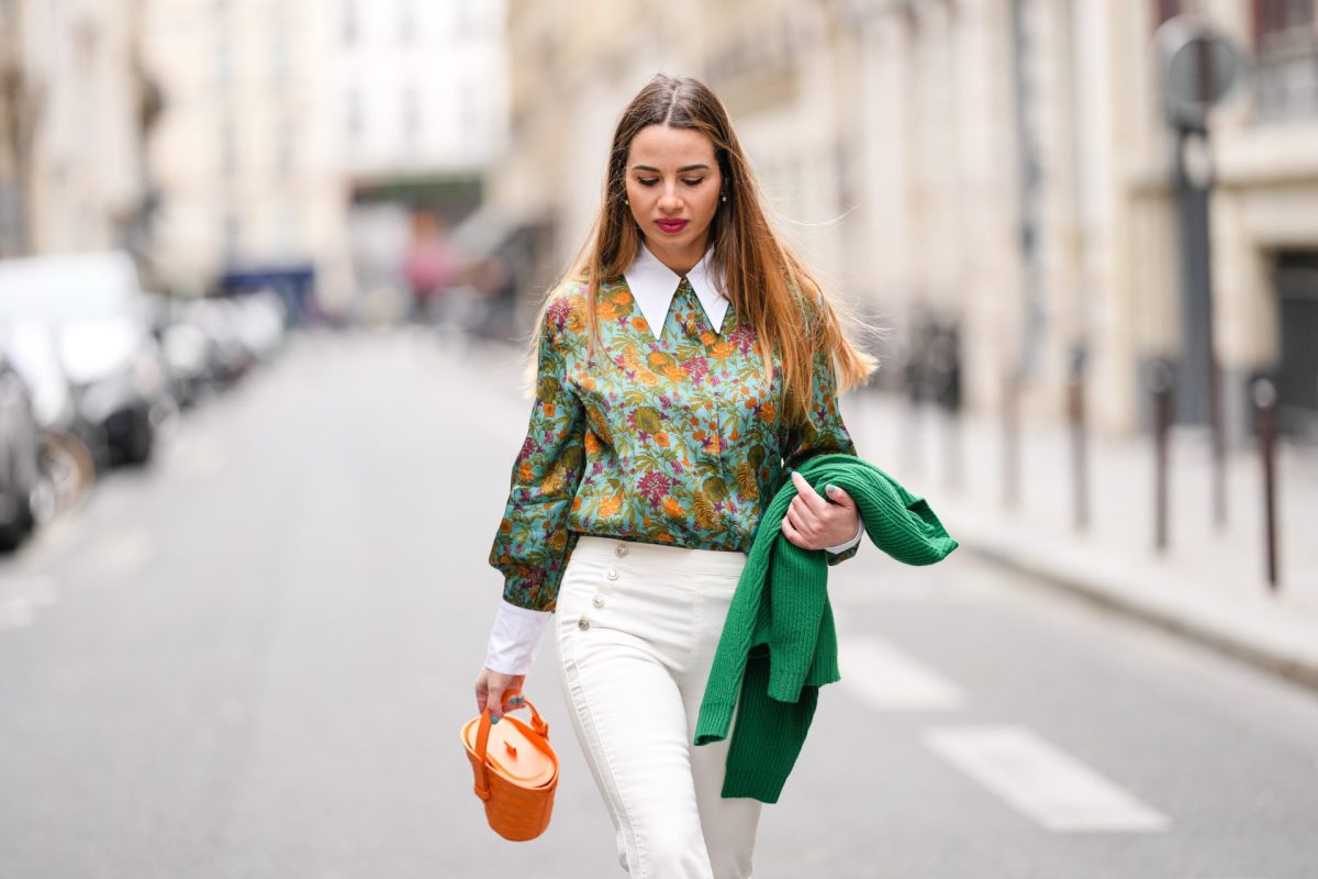 Frau mit bunter Bluse