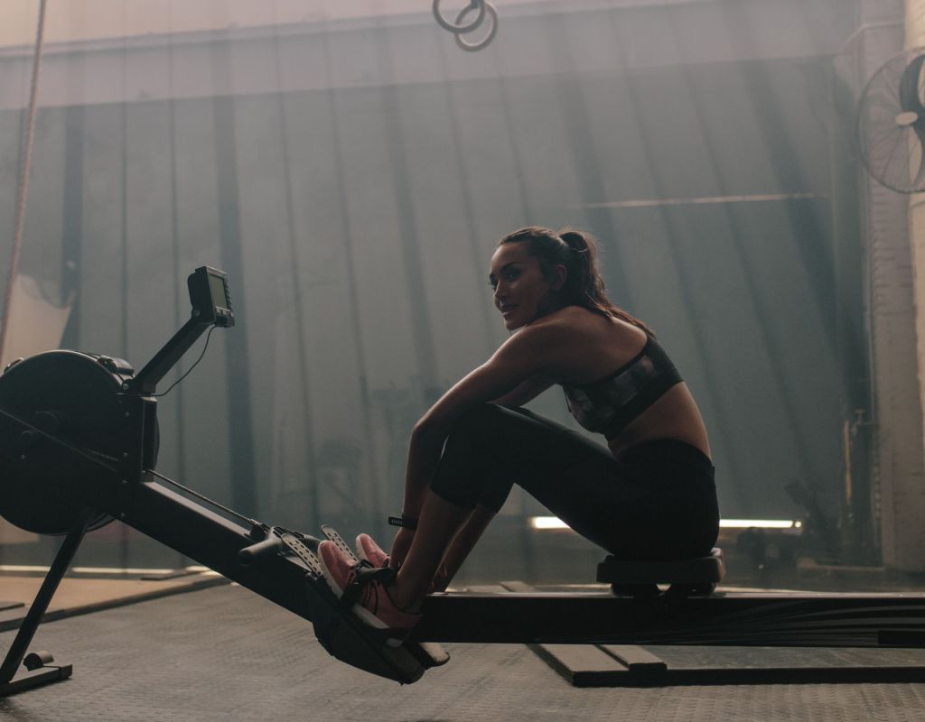 Frau Cardio Workout Gym Rudergerät