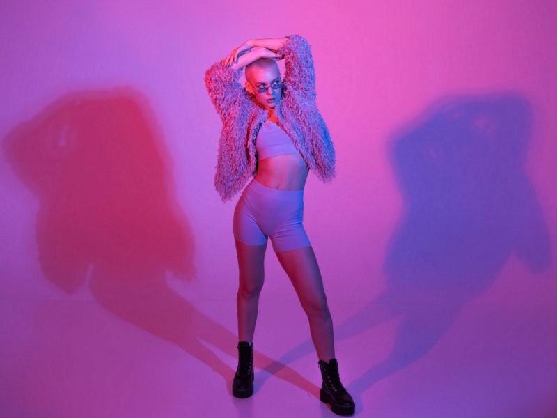 Frau in Cosmic Colors