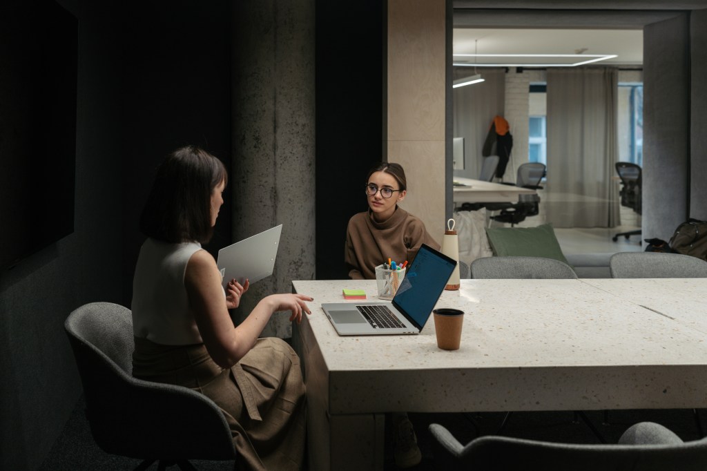 Personalchefin f&uuml;hrt ein Vorstellungsgespr&auml;ch mit einer jungen Frau.