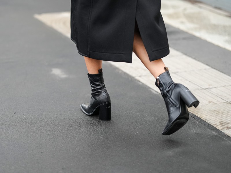 Frau mit Ankle Boots