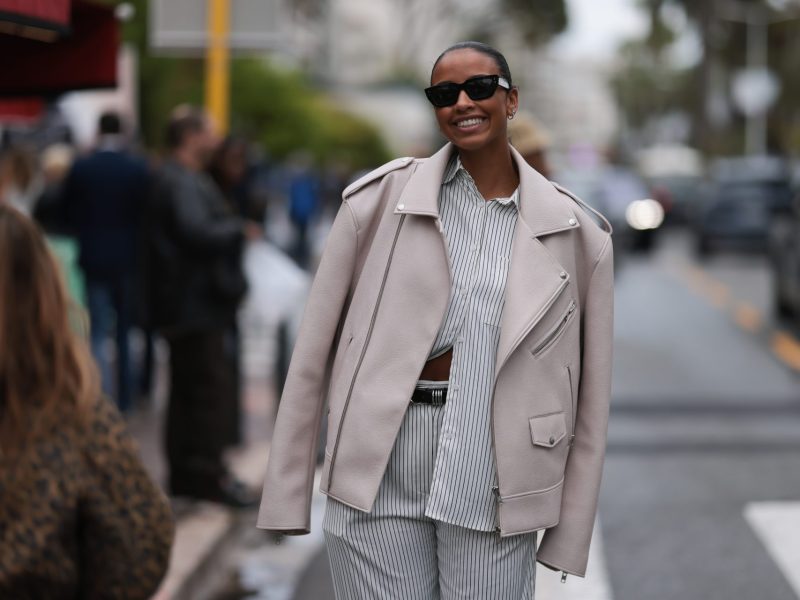 Frau mit gestreifter Bluse