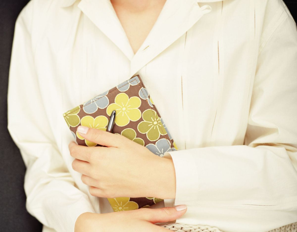 Frau Notizbuch Journaling Methode finden Achtsamkeit