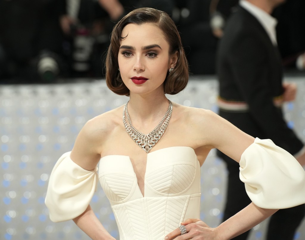 Lilly Collins mit French Bob.