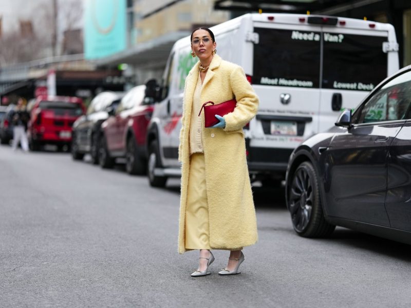 Frau mit Buttergelb-Outfit