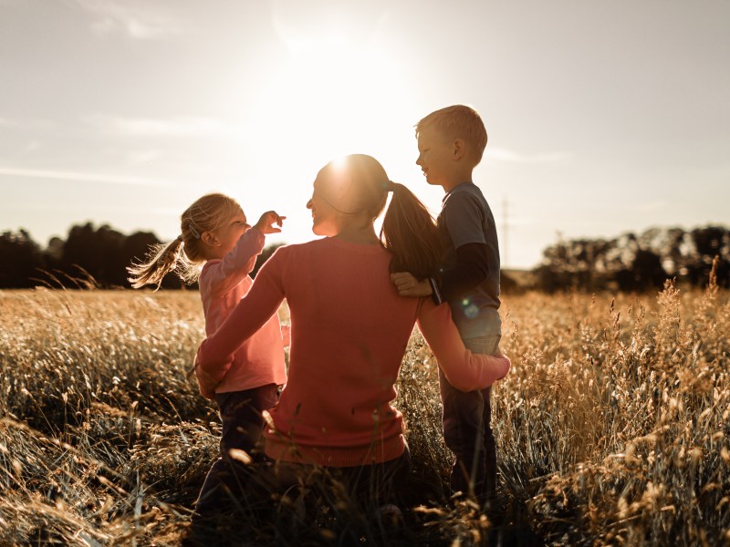 Eine Mutter mit ihren zwei kleinen Kindern.