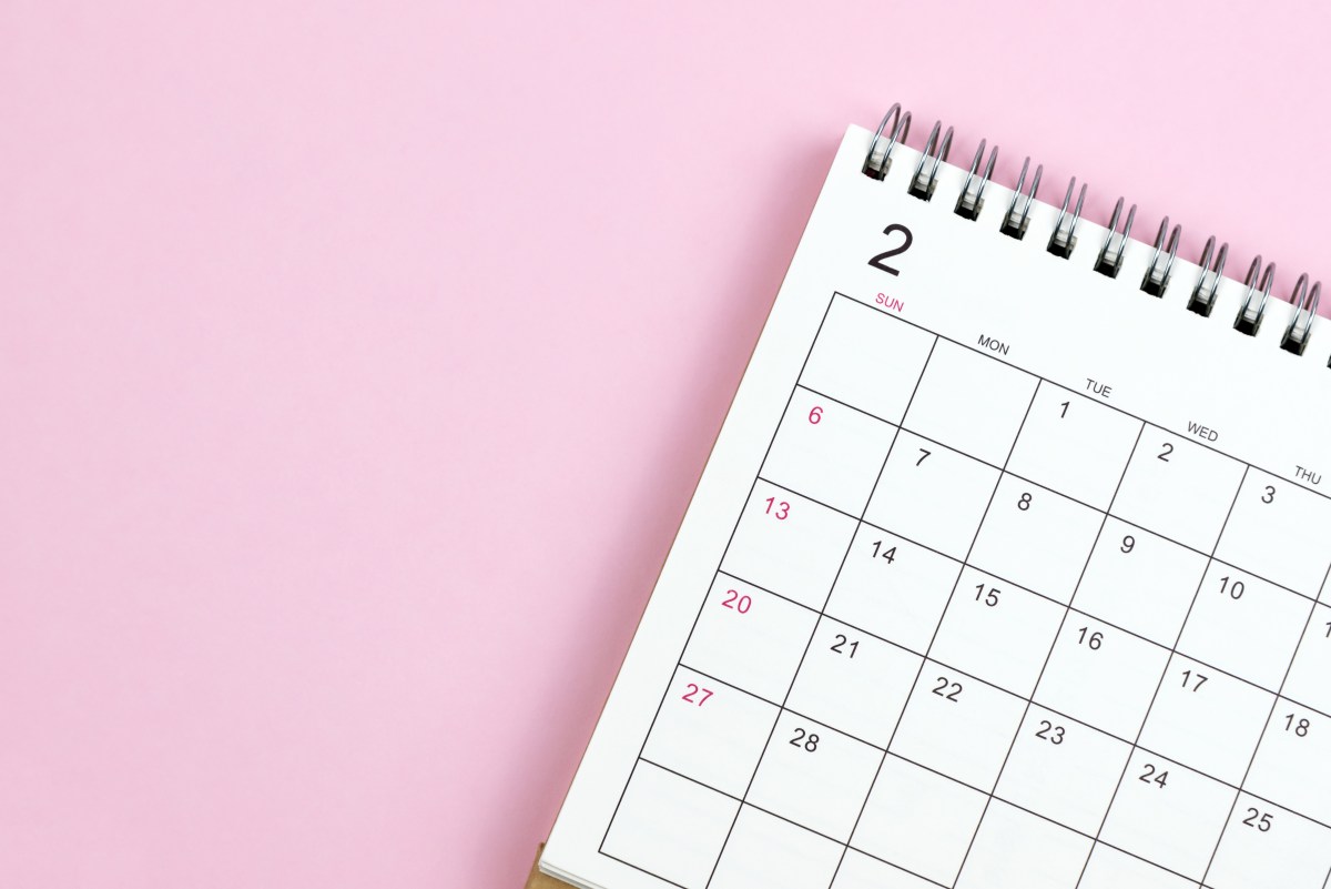Ein Kalender auf einem rosafarbenen Hintergrund.