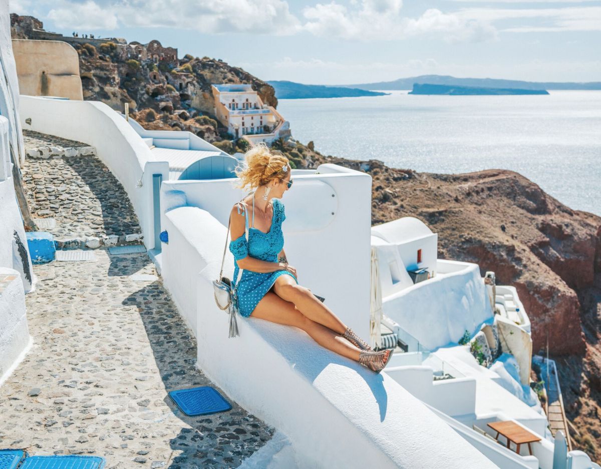 Frau auf Santorini