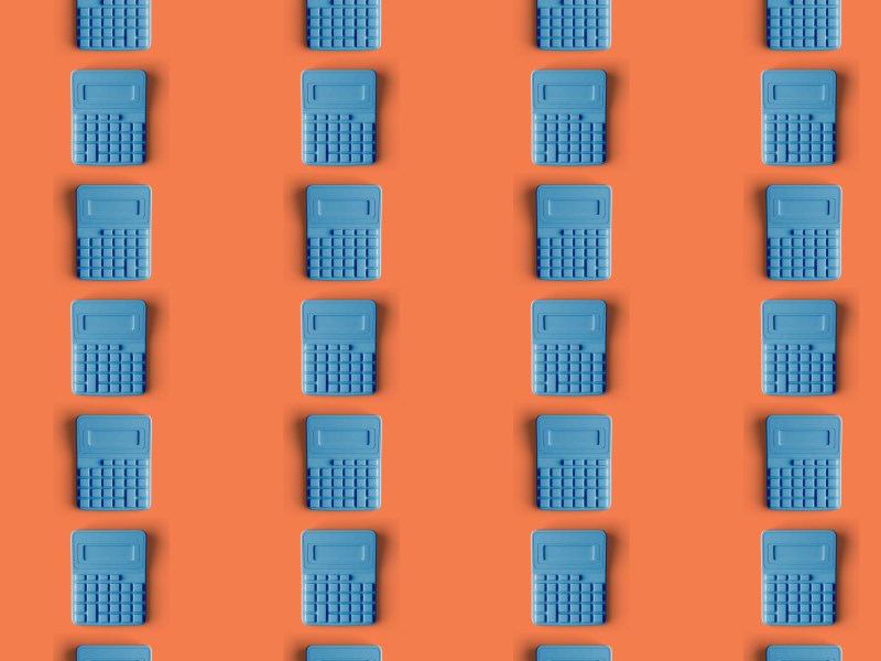 Blaue Taschenrechner auf orangenem Hintergrund.