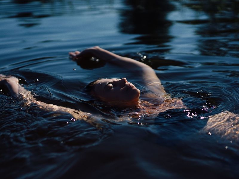Frau schwimmen im Wasser treiben Achtsamkeit