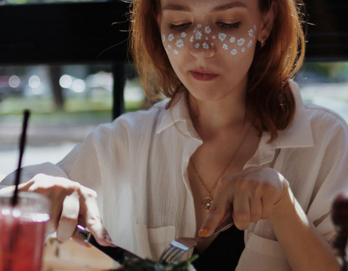 Frau alleine essen gehen