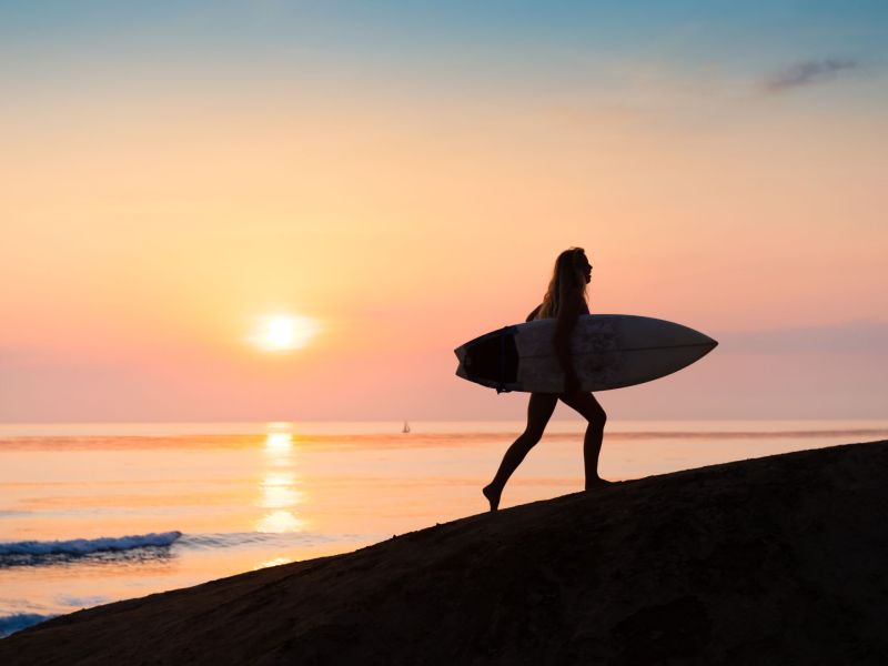 Frau Surfbrett Sonnenuntergang