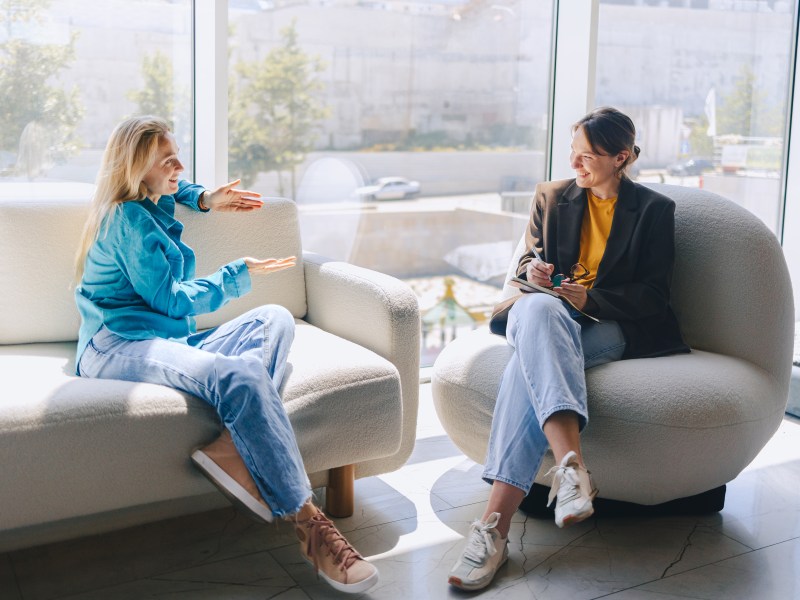 Zwei Frauen führen ein Bewerbungsgespräch.