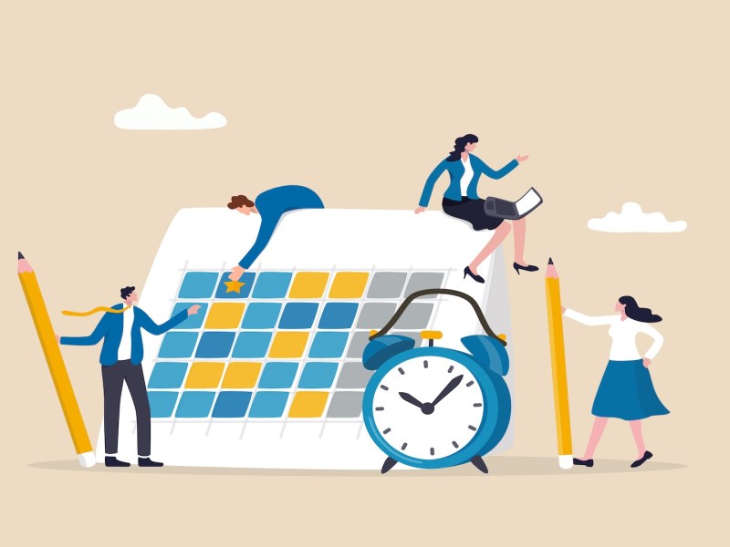 Geschäftsleute und Geschäftsfrauen arbeiten am Kalenderplaner, um Urlaub zu organisieren.