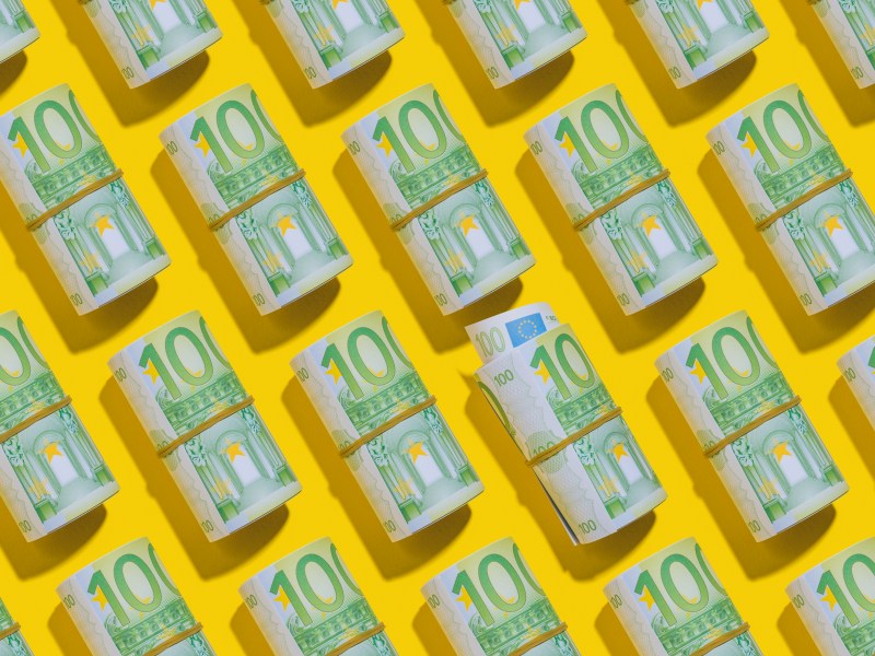 Hundert-Euro-Scheine auf gelbem Hintergrund.