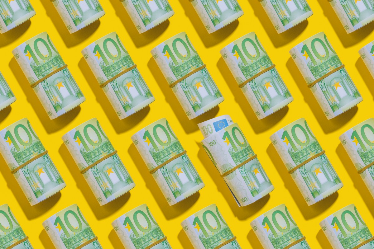 Hundert-Euro-Scheine auf gelbem Hintergrund.