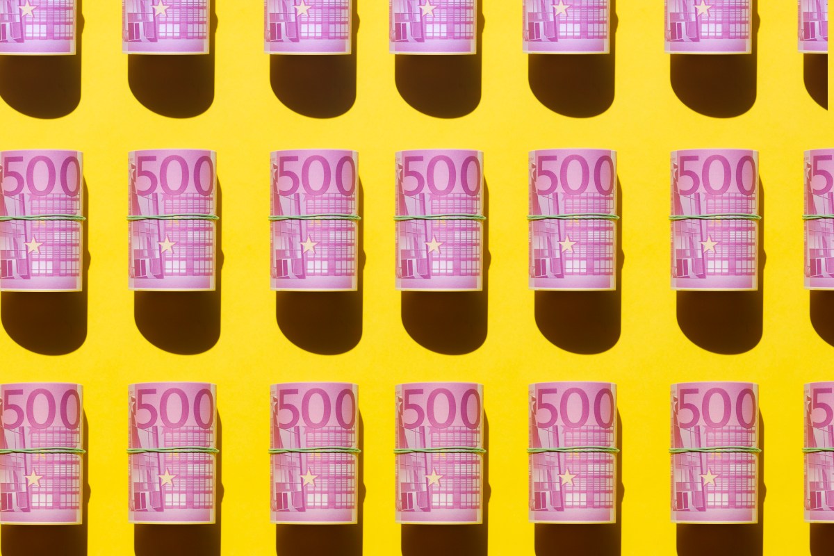 500-Euro-Scheine auf gelbem Hintergrund.