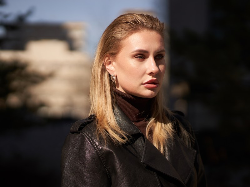 Frau mit blonden Haaren