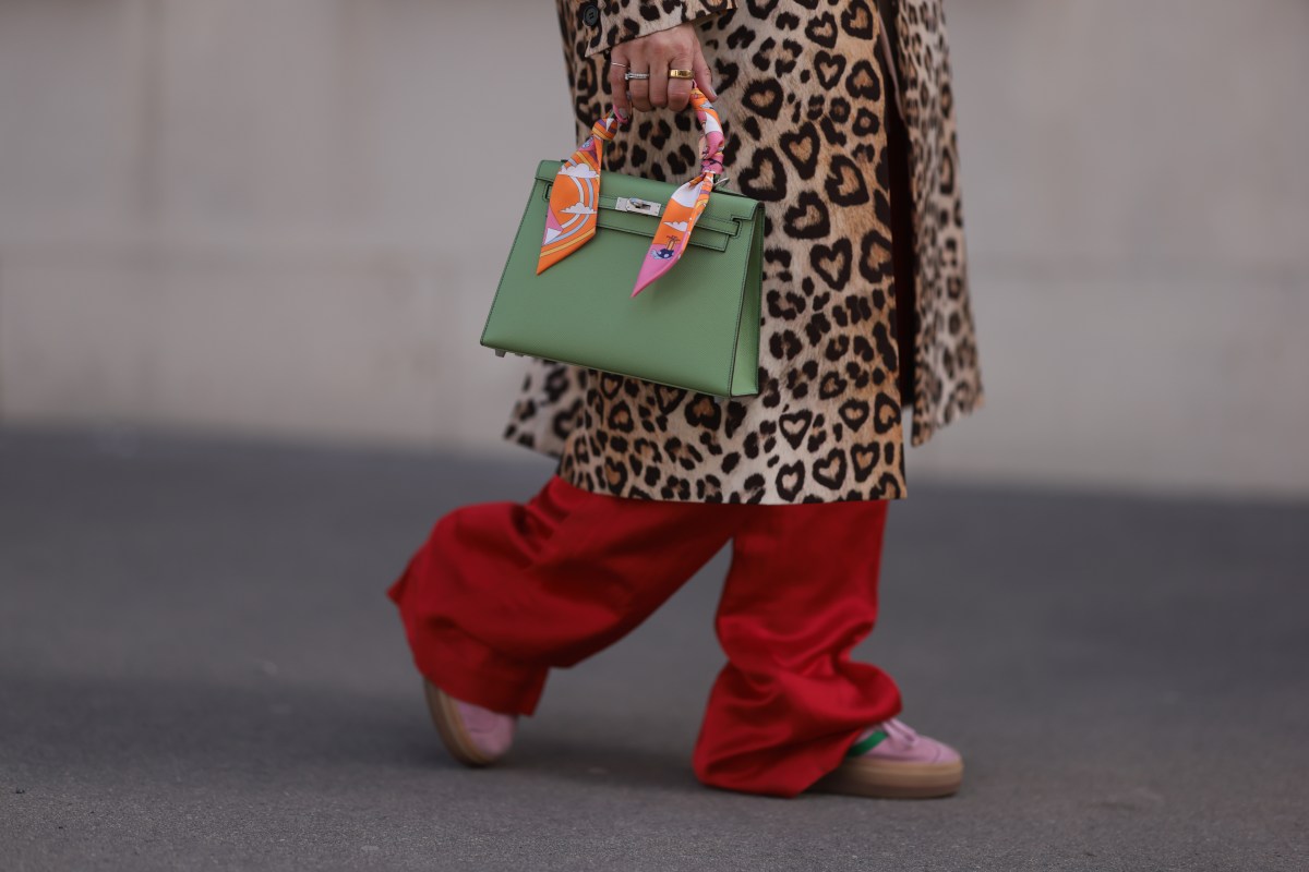 Frau mit pinken Schuhen