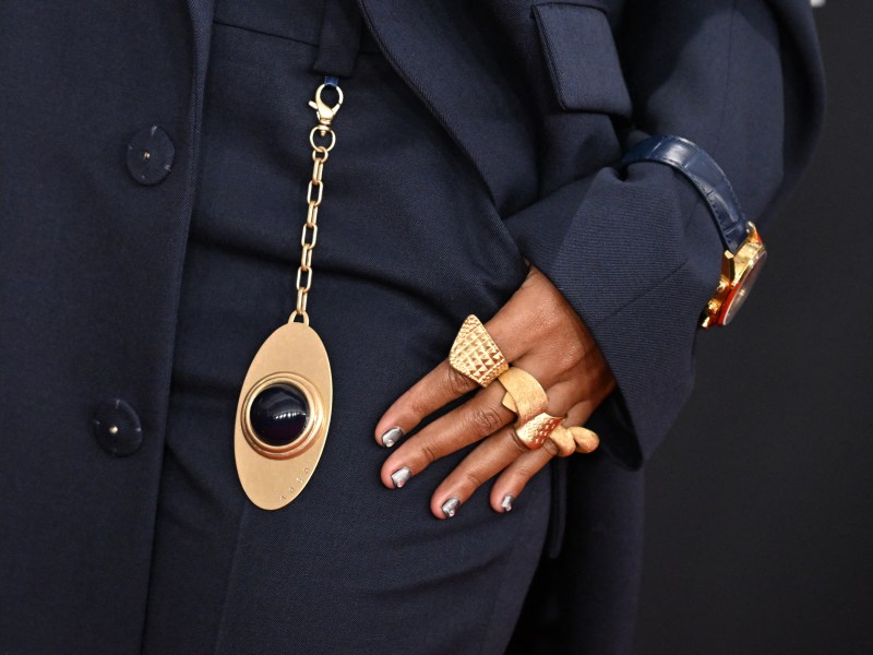 Frau zeigt ihre Nägel