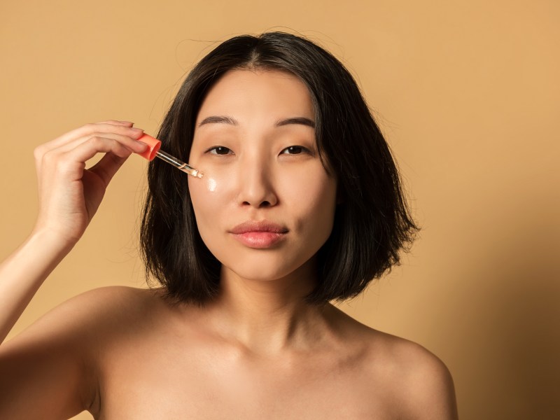 Frau trägt Serum auf