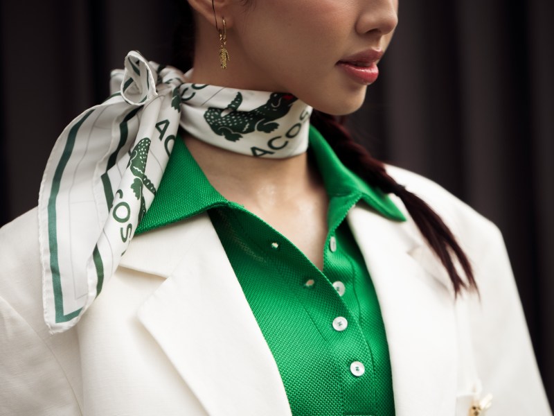 Frau trägt Tuch um Hals