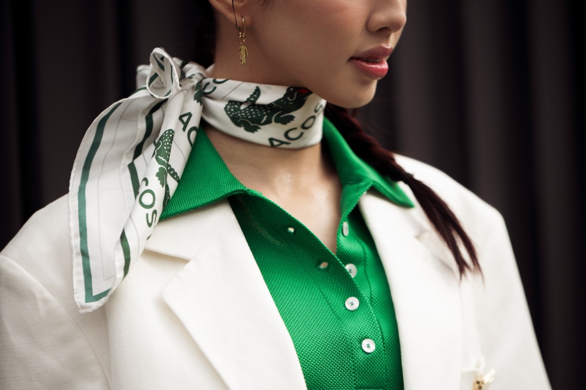 Frau trägt Tuch um Hals