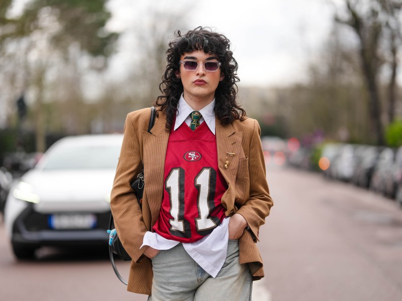 Frau trägt Graphic Tee