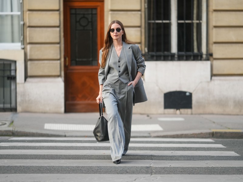 Frau trägt Dreiteiler