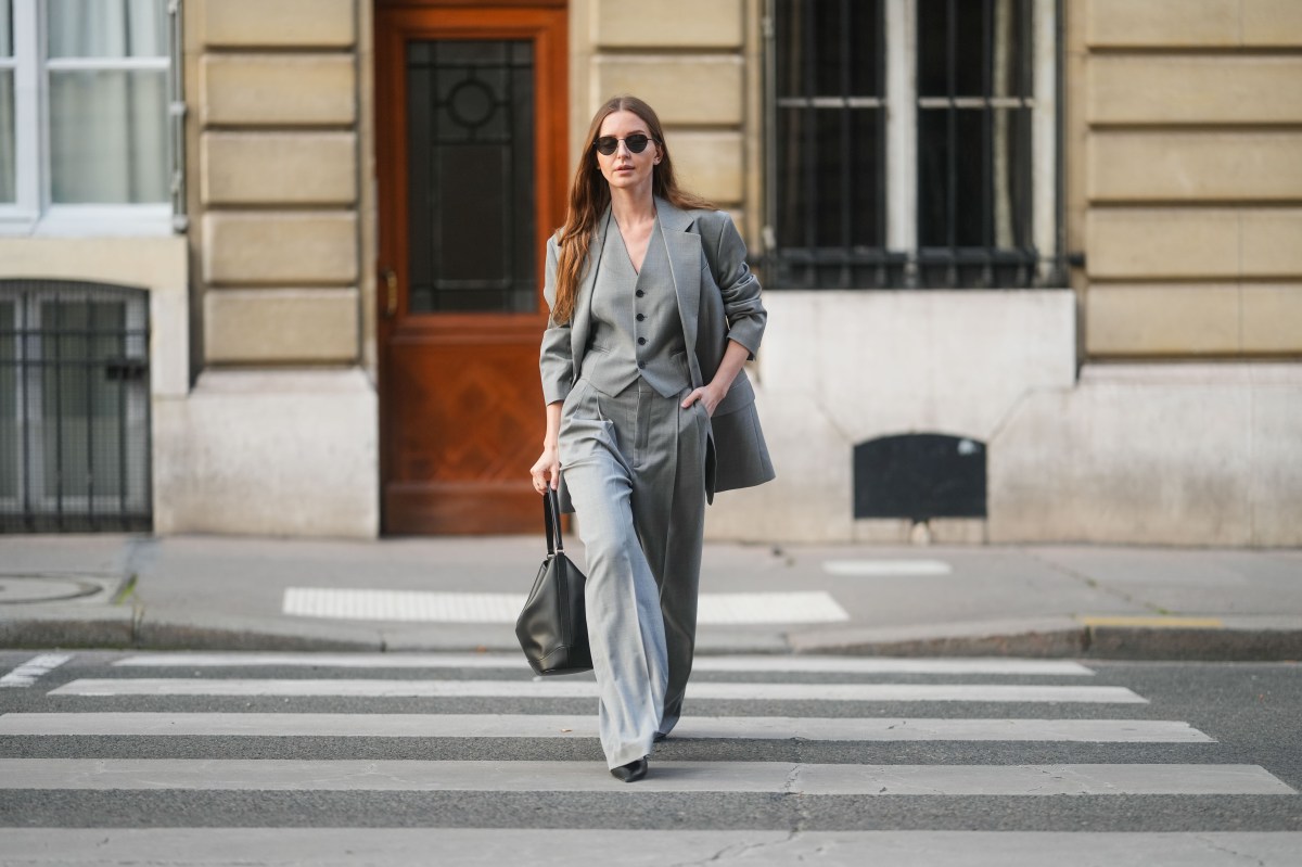 Frau trägt Dreiteiler