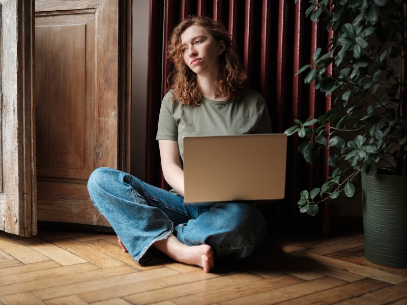 Frustrierte Frau vor dem Laptop.