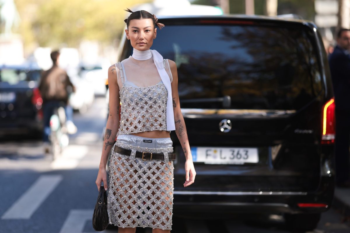 Frau mit Glitzer-Outfit