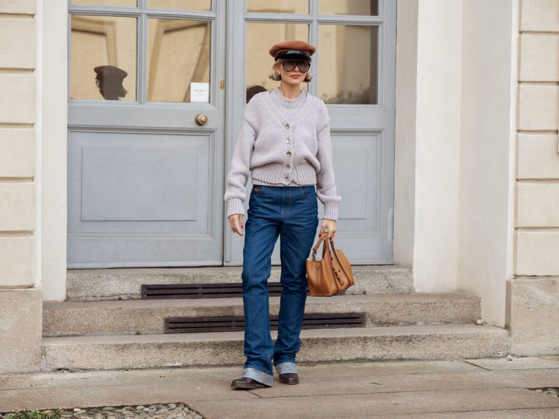 Frau mit Umschlag-Jeans