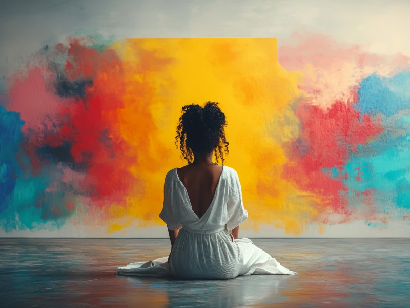 Meditation vor bunter Wand