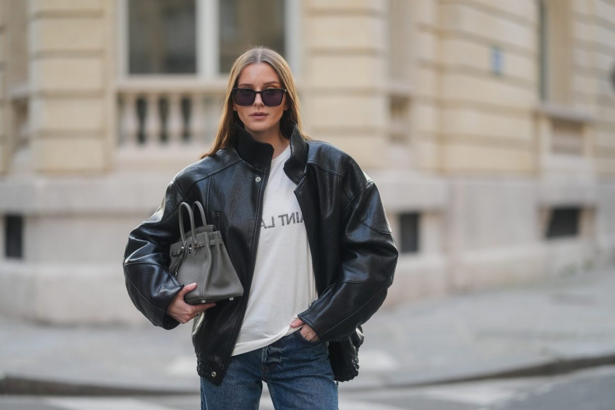 Frau mit Pilotenjacke