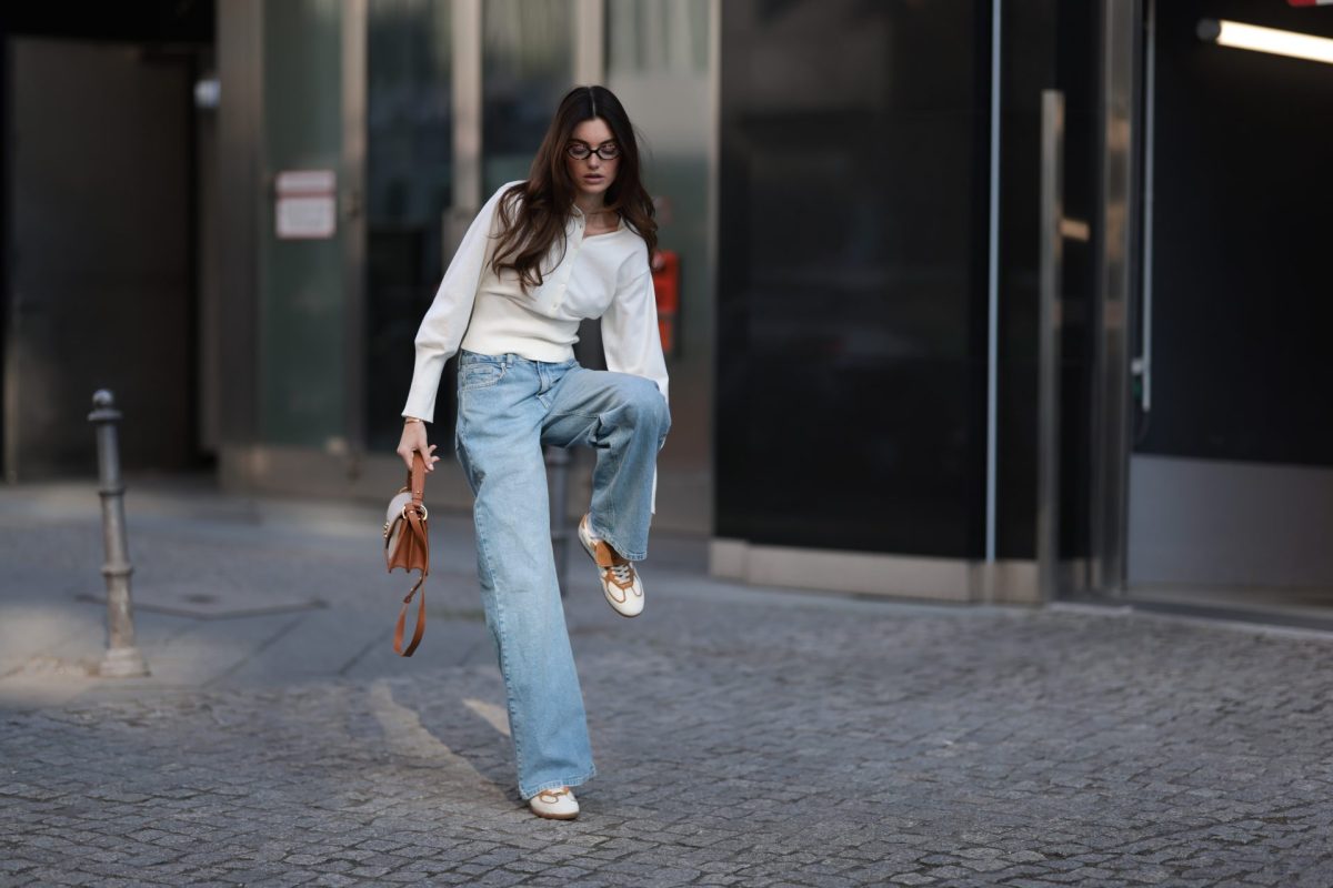 Frau mit Schlagjeans