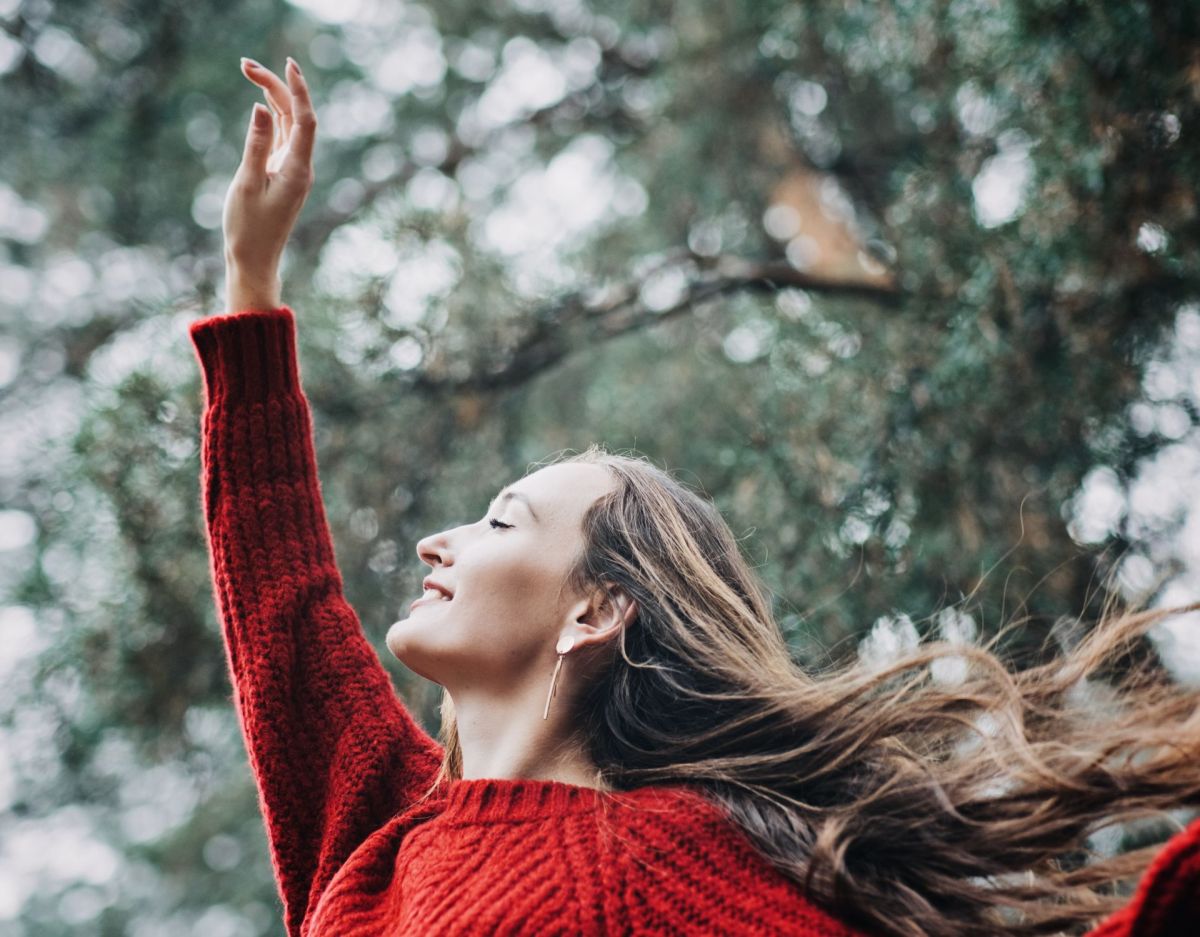 Frau Achtsamkeit Social Snacking Glück Zufriedenheit