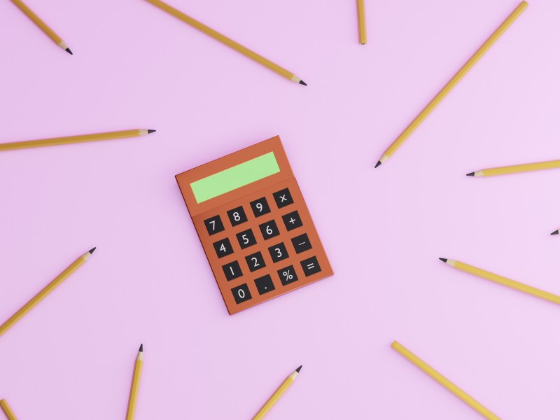 Buchhalterisches und mathematisches Konzeptbild eines roten Taschenrechners.