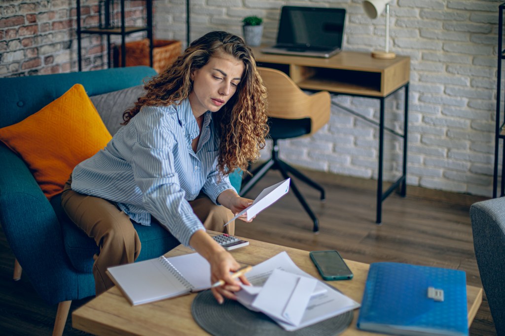 Eine Frau sortiert Dokumente.