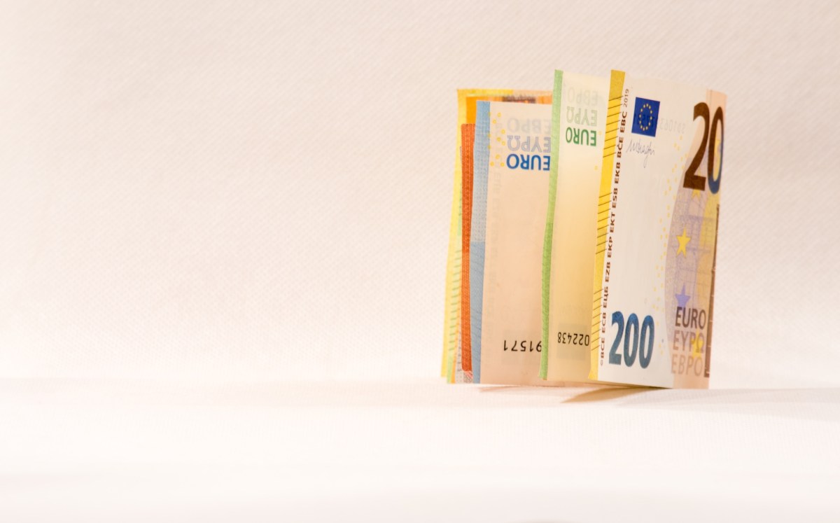 Euro-Geld-Banknoten auf hellem Hintergrund.