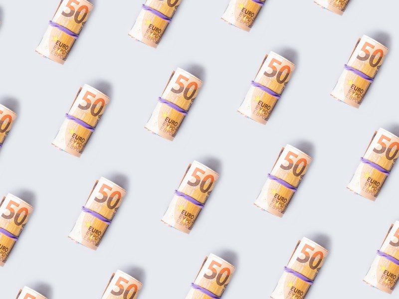 50-Euro-Scheine auf grauen Hintergrund.