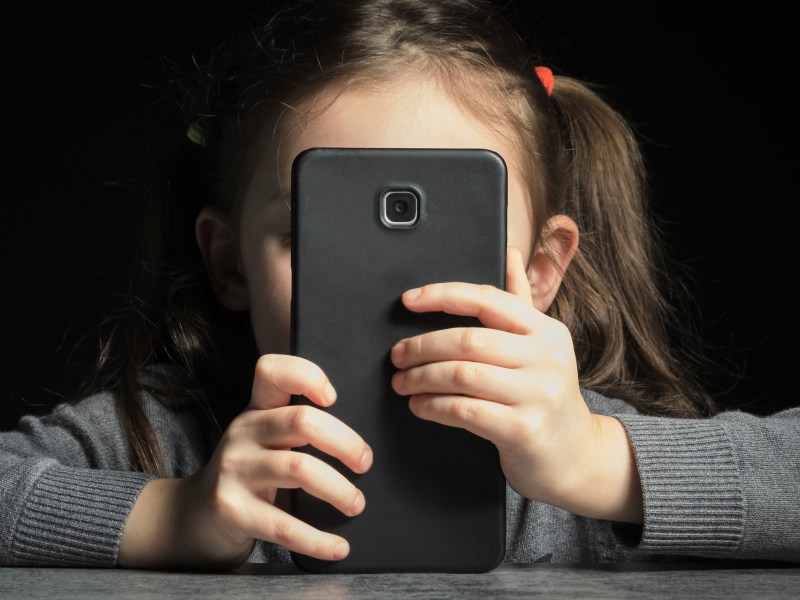 Dein Kind hat ein Smartphone? Ein Experte verrät, wie du es gegen Trickbetrüger schützt.