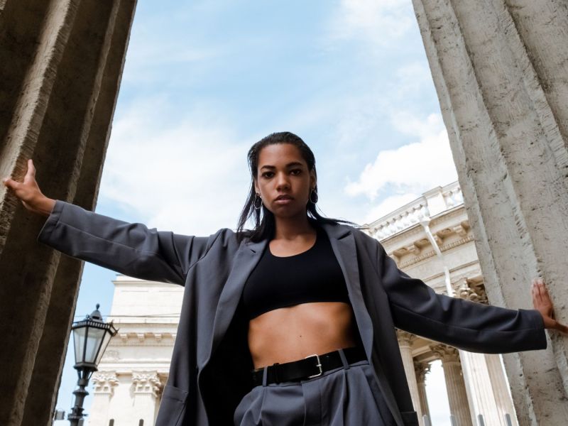 Frau zwischen zwei Säulen