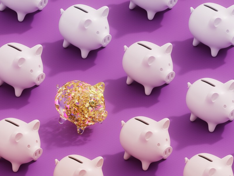 Digital erzeugtes Bild eines leuchtenden Sparschweins aus Glas mit Goldmünzen.