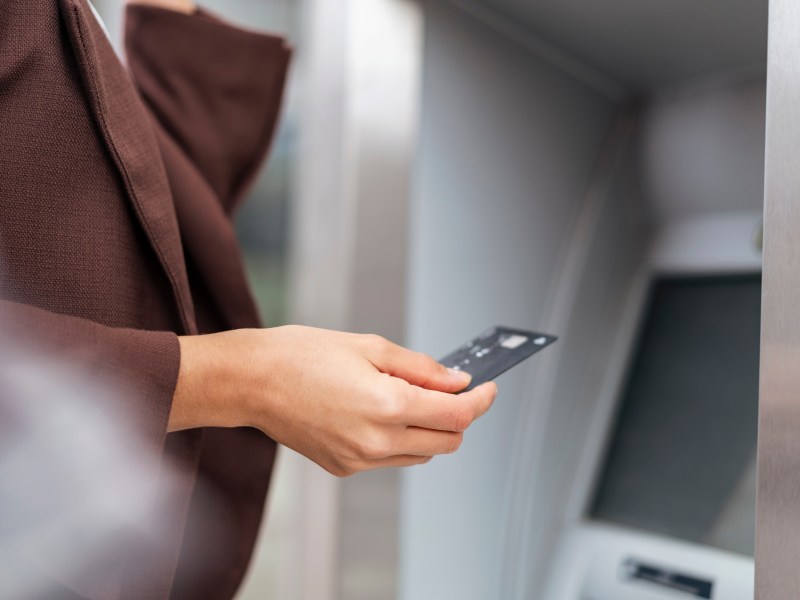 Frau Kerbe in Bankkarte