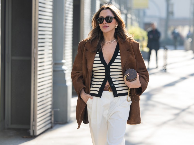 Frau trägt Cardigan